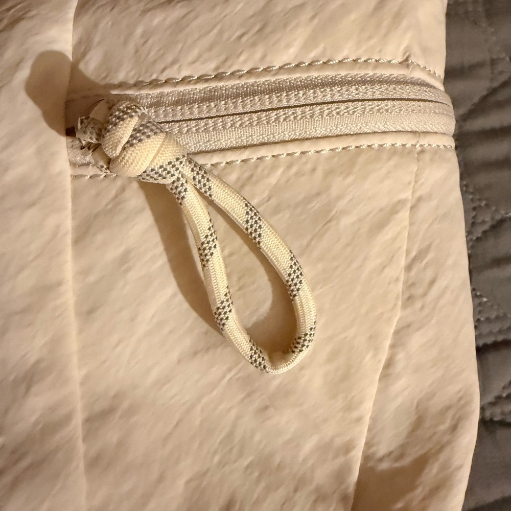 Lululemon Slouchy Sling Bag 6L. Excellent used condition. - Picture 5 of 10